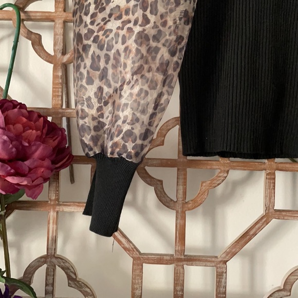 NWT black & leopard print top with sheer sleeves - Picture 4 of 8